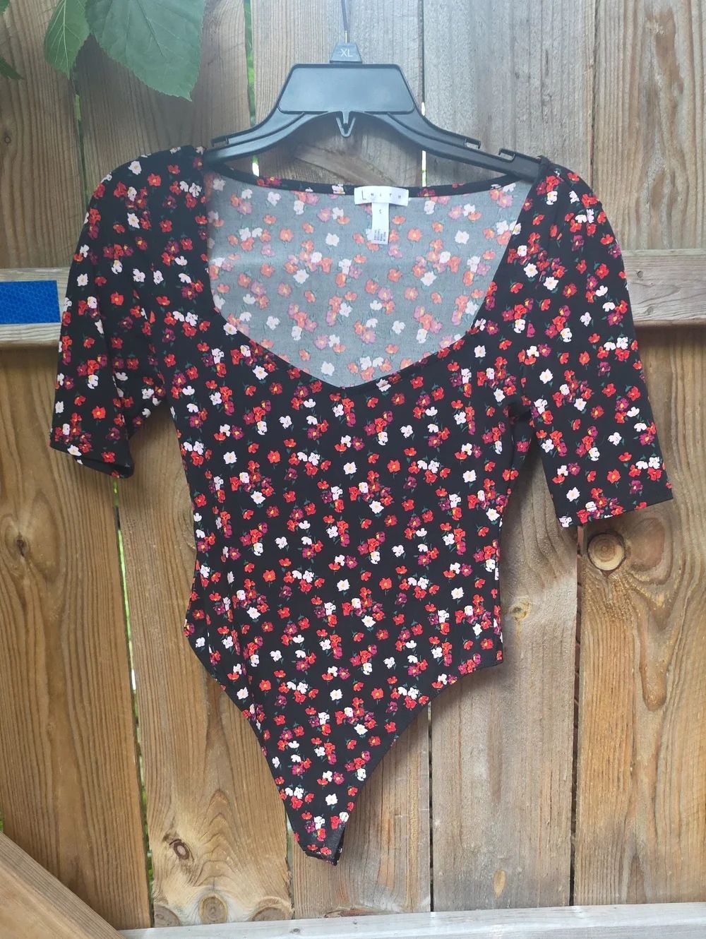 Leith Black Floral Scoop-Neck Bodysuit with Red and White Flowers